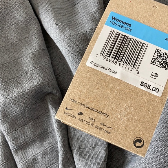 NWT Nike Therma-FIT Swift Element
Women's Turtleneck Running Top - Picture 8 of 10